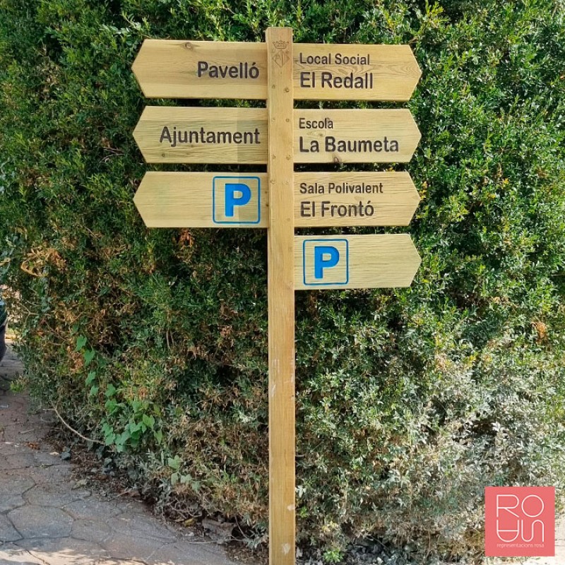 Banderoles de senyalització amb fusta i lletres gravades